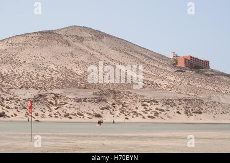 Fuerteventura, Kanarische Inseln, Nordafrika: die Wüste Landschaft der Strand Playa de Sotavento, einem der berühmtesten Strände der Costa Calma Stockfoto