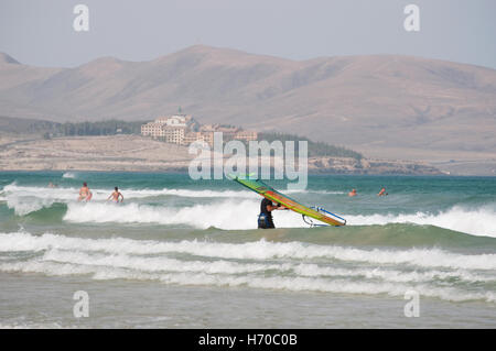 Fuerteventura, Kanarische Inseln, Nordafrika, Spanien: Windsurfen am Strand von Playa de Sotavento, einem der berühmtesten Strände der Costa Calma Stockfoto