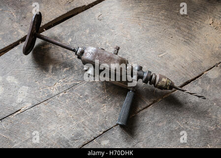 Routinier betrieben Bohrer auf der staubigen Workshop, Holztisch. Stockfoto