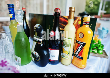 Hai, Ukraine - 25. Oktober 2016: Verschiedene Flaschen alkoholische Getränke auf dem Buffettisch Stockfoto
