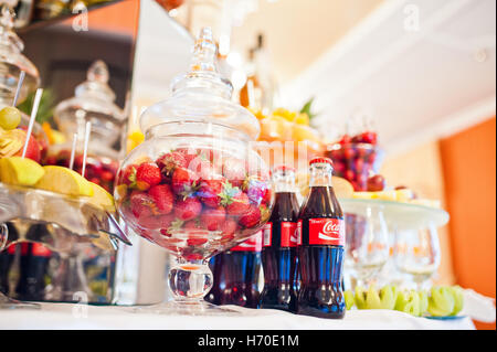 Hai, Ukraine - 25. Oktober 2016: Coca Cola-Flasche mit Erdbeeren auf dem Buffettisch Stockfoto