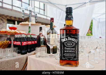 Hai, Ukraine - 25. Oktober 2016: Große Flasche Jack Daniels Whiskey auf dem Buffettisch Stockfoto