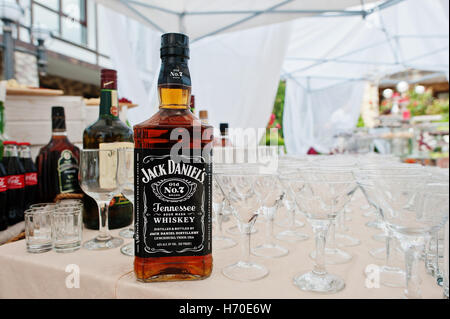 Hai, Ukraine - 25. Oktober 2016: Große Flasche Jack Daniels Whiskey auf dem Buffettisch Stockfoto