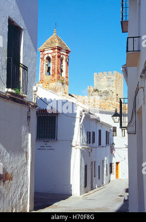 Straße, Kirche und Burg. Zuheros, Provinz Córdoba, Andalusien, Spanien. Stockfoto