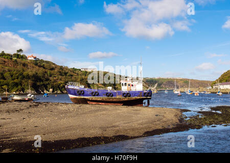 Altes Fischerboot im Hafen auf Afon Gwaun Flussmündung gestrandet. Unteren Fishguard (Abergwaun), Pembrokeshire, Wales, UK, Großbritannien Stockfoto