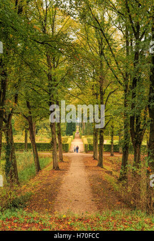 Parks und Gärten von Huis Bergh, ein Schloss aus dem 13. Jahrhundert,'s-Heerenberg, Gelderland, Niederlande im Herbst. Stockfoto