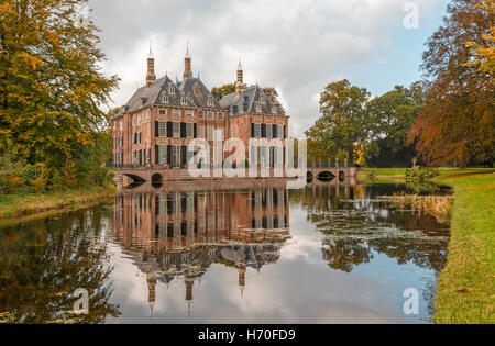Farben des Herbstes und malerischen Reflexionen am Schloss Duivenvoorde (Kasteel Duivenvoorde), Voorschoten, Südholland, Niederlande. Stockfoto