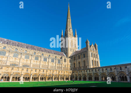 Kathedrale England, Blick im Sommer auf den Turm aus dem 14.. Jahrhundert, Kreuzgänge und Viereck der Kathedrale von Norwich, England, Großbritannien. Stockfoto