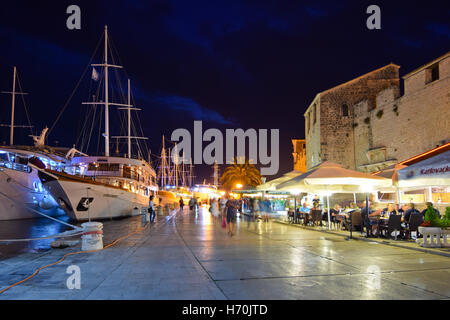 Trogir ist eine historische UNESCO-Stadt und Hafen an der Adria-Küste und ein beliebtes Touristenziel Stockfoto