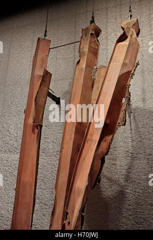 Der Spitze von einem dreifachen Stahlstütze Überrest auf dem Display in das 9/11 Memorial Museum, Manhattan, New York. Stockfoto