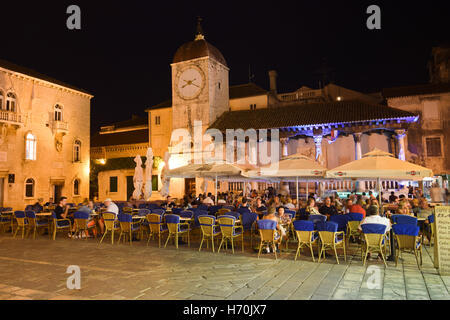 Nachtleben in Trogir, eine historische UNESCO-Stadt und Hafen an der Adria-Küste und beliebtes Ausflugsziel Stockfoto