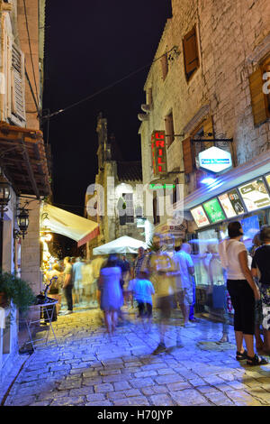 Nachtleben in Trogir, eine historische UNESCO-Stadt und Hafen an der Adria-Küste und beliebtes Ausflugsziel Stockfoto