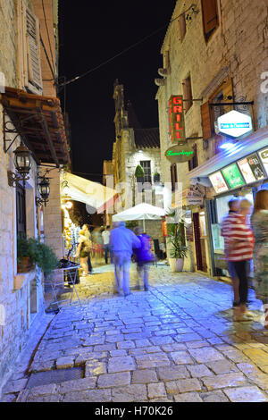 Nachtleben in Trogir, eine historische UNESCO-Stadt und Hafen an der adriatischen Küste und beliebtes Touristenziel Stockfoto