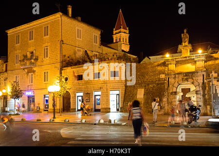 Nachtleben in Trogir, eine historische UNESCO-Stadt und Hafen an der adriatischen Küste und beliebtes Touristenziel Stockfoto