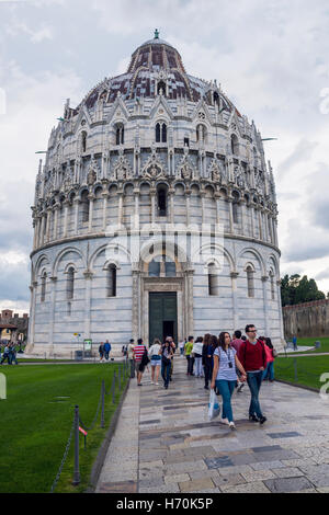 Die Piazza dei Miracoli, Touristen zu Fuß in der Nähe von Pisa Baptisterium, Pisa, Stadt in der Toskana, Mittelitalien Stockfoto