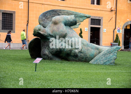 Zeitgenössische Skulptur von polnischen Künstler Igor Mitoraj am berühmten Platz der Wunder, Pisa, Zentral-Italien, Europa Stockfoto