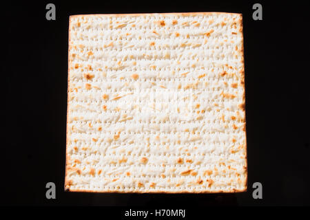 Matzo - eine traditionelle jüdische Pessach Brot auf einem schwarzen Hintergrund Stockfoto