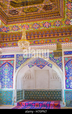 Die große Thronsaal in Khudayar Khan-Palast mit der geschnitzten Thron Nische, umgeben von islamischen floralen Mustern und Fliese Stockfoto