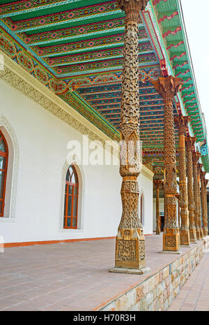 Die geschnitzten hölzernen Details sind sehr beliebt im Dekor der usbekischen Wahrzeichen, wie diese Säulen in Jami Mosque Stockfoto