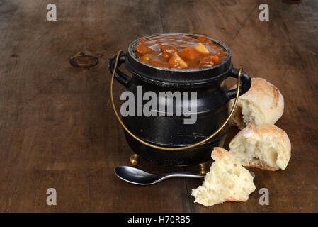 rustikale Rindsgulasch mit frischem Brot Stockfoto
