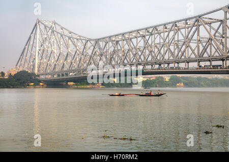 Historische Howrah Brücke auf dem Fluss Ganges. Howrah Bridge ist ein Freischwinger mit einer abgehängten Spannweite über den Hooghly River. Stockfoto