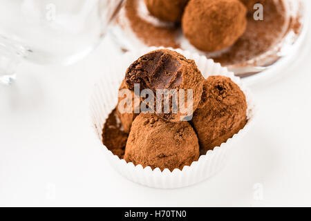 Schokoladen-Trüffel. Handgemachte Schokolade Trüffel Bonbons in einer Papier-Form Stockfoto