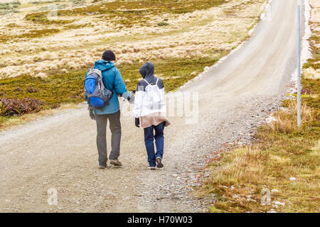 TOURISTEN IN DER NÄHE VON GYPSY COVE, PORT STANLEY, FALKLAND-INSELN - CA. DEZEMBER 2015. Stockfoto