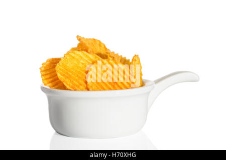 Crinkle geschnitten Chips auf einem weißen Hintergrund Stockfoto