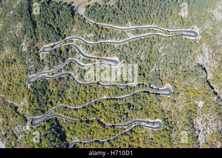 LUFTAUFNAHME. Serpentinen in einem herbstlichen Wald. Guillaumes, Alpes-Maritimes, Provence-Alpes-Côte d'Azur, Frankreich. Stockfoto