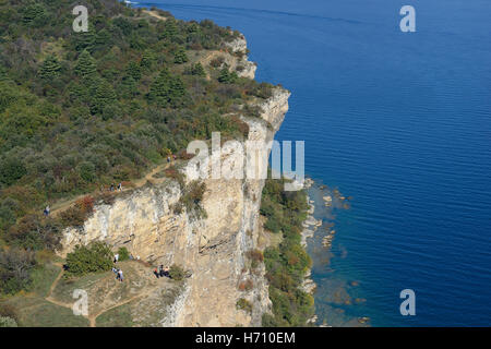 LUFTAUFNAHME. Sehenswürdigkeiten auf einer Klippe hoch über dem Gardasee. Rocca di Manerba, Manerba del Garda, Provinz Brescia, Lombardei, Italien. Stockfoto