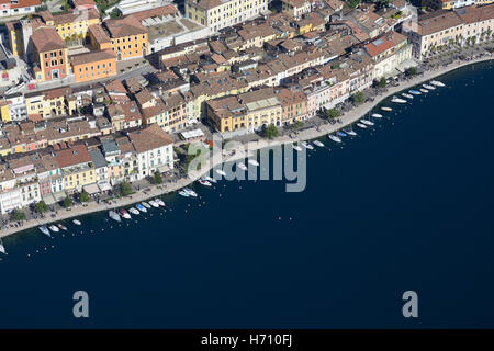 LUFTAUFNAHME. Malerische Stadt mit einer Reihe von Booten am Gardasee. Salò, Provinz Brescia, Lombardei, Italien. Stockfoto