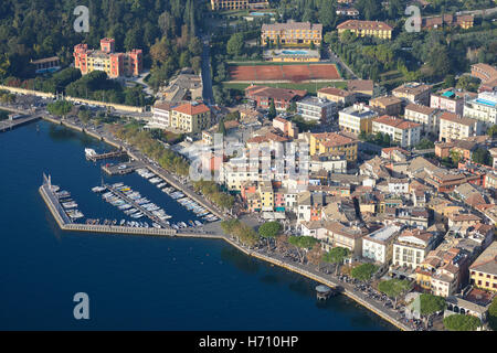 LUFTAUFNAHME. Historisches Zentrum und Yachthafen von Garda am östlichen Ufer des Gardasees. Provinz Verona, Venetien, Italien. Stockfoto
