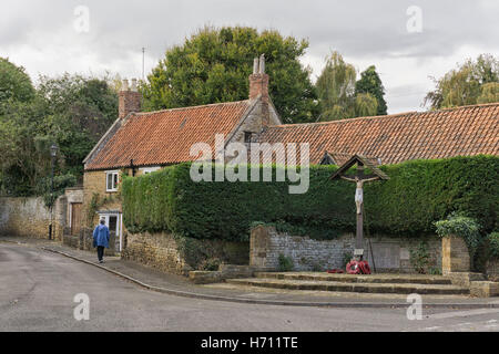 Kriegerdenkmal und Hütten in das Dorf der großen Abrechnung, am Stadtrand von Northampton, UK Stockfoto