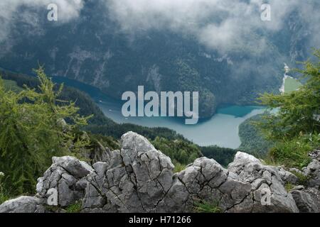 Nebligen Blick auf den Königssee und den Wald von Jenner Stockfoto