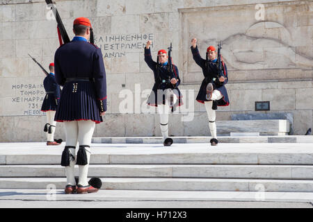 Der Wechsel der Evzonen, die das Denkmal des unbekannten Soldaten vor dem griechischen Parlament, Athen zu bewachen Stockfoto