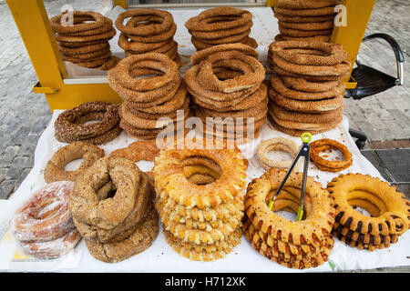 Anzeige von Koulouri Sesam Brötchen auf einem Straßenstand in Athen Stockfoto