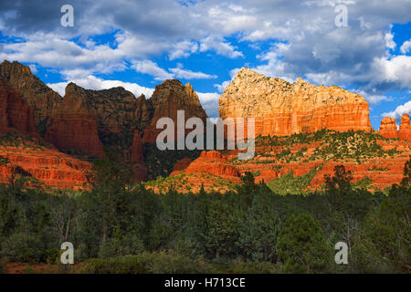 Sonnenlicht auf den roten Felsformationen in Sedona, Arizona Stockfoto