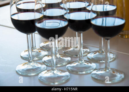 Reihe von Gläsern mit Rotwein Stockfoto