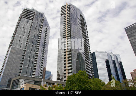 Dies ist ein paar Stadt Wolkenkratzer Gebäude an einem bewölkten Tag.  Genommen in Bellevue, Washington Stockfoto