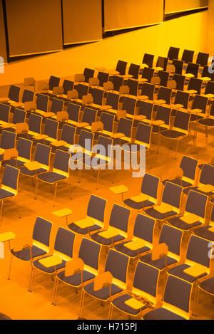 leeren Stuhlreihen im Auditorium der Universität Stockfoto