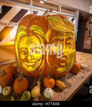 Just in Time für Halloween und den Präsidentschaftswahlen ist ein riesiger Kürbis mit Schnitzereien von den Gesichtern von Hillary Clinton, links, und Donald Trump auf dem Display an Chelsea Market in New York auf Freitag, 28. Oktober 2016 eingerichtet. Die Bilder wurden von Meister Kürbis Carver Hugh McMahon geschnitzt und die Kürbisse sind eine Tradition im Chelsea Market.  (© Richard B. Levine) Stockfoto