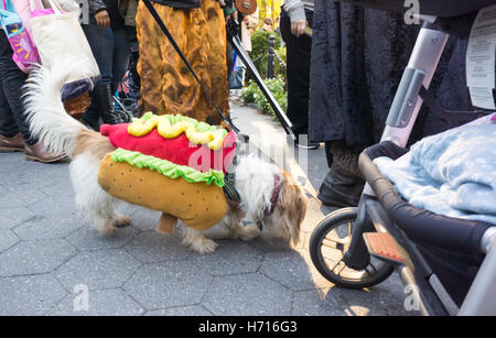 Teilnehmer im Washington Square Park in Greenwich Village in New York auf Montag, 31. Oktober 2016 marschieren in die Kinder-Halloween-Parade. Die jährliche Kind und Familie freundliche Parade versammelt sich im Park am Brunnen. (© Richard B. Levine) Stockfoto