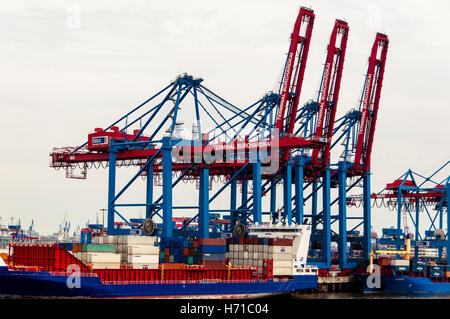 Große Containerschiffe am Container Terminal Burchardkai in Hamburg Stockfoto