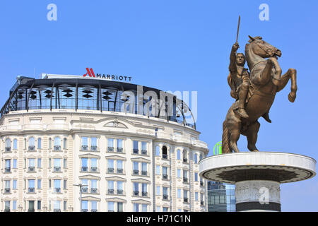 Statue von Alexander der große vor dem Marriott-Hotel in der Mazedonien in Skopje, Mazedonien Quadrat Stockfoto