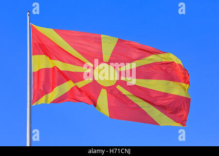 Die Nationalflagge der Republik von Mazedonien (seit 5. Oktober 1995) Stockfoto