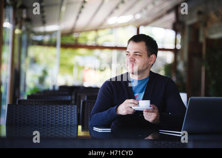Gut aussehender Mann trinken Espresso im Café-Bar im Freien. Stockfoto