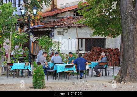 Einheimische Männer spielen Schach an einem lauen Sommerabend auf dem großen Basar in Skopje, Mazedonien Stockfoto