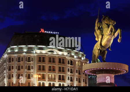 Statue von Alexander der große vor dem Marriott-Hotel in der Mazedonien in Skopje, Mazedonien Quadrat Stockfoto