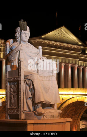 Statue des byzantinischen Kaisers Justinian ich (482-565) in der Nähe der Steinbrücke und das archäologische Museum in Skopje, Mazedonien Stockfoto