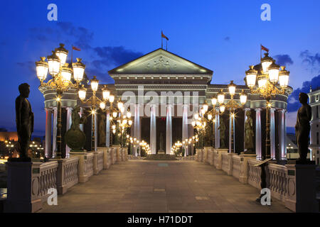 Die Brücke der Zivilisationen, die das archäologische Museum von Mazedonien in Skopje, Mazedonien führt Stockfoto